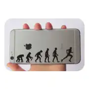 Schwarzer Aufkleber der menschlichen Evolution auf der Rückseite eines Mobiltelefons