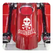 Autocollant SEE YOU IN HELL appliqué à l’arrière d’une moto rouge