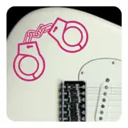 Rosa Klebe-Handschellen auf dem Korpus einer E-Gitarre