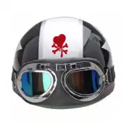 Pegatina roja de corazón con huesos cruzados aplicada en un casco con gafas