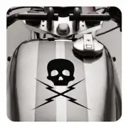 Pegatina negra de calavera y rayos cruzados aplicada sobre depósito de moto