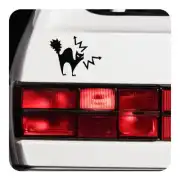 Autocollant de chat noir appliqué à côté des feux arrière d’un véhicule blanc