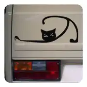 Chat noir allongé appliqué à l’arrière d’un camping-car