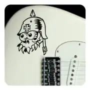 Calavera con casco y cruz de Malta aplicada sobre el cuerpo de una guitarra
