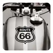 Route-66-Schild auf dem Tank eines silbernen Motorrads angebracht
