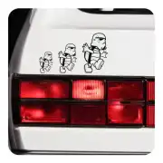 Drei Mario-Figuren mit Stormtrooper-Helm auf der Rückseite eines Fahrzeugs