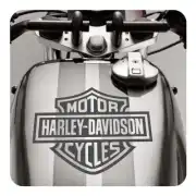 Logo Harley-Davidson de 1965 appliqué sur le réservoir d’une moto