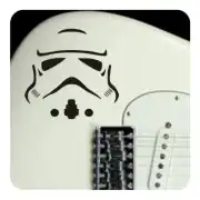 Autocollant de casque de stormtrooper posé sur une guitare électrique