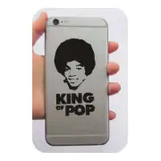 Autocollant de Michael Jackson avec portrait et texte «KING OF POP» appliqué au dos d’un téléphone