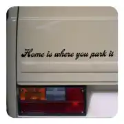 Pegatina Home is where you park it colocada sobre el panel trasero de una furgoneta.