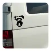 Tête de boxer noire appliquée sur le côté arrière d’une camionnette blanche
