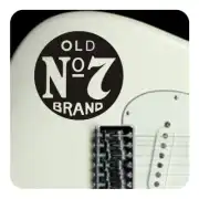 «OLD N°7 BRAND»-Aufkleber auf dem Korpus einer Gitarre