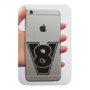 Schwarzes V8-Design auf der Rückseite eines Mobiltelefons angebracht