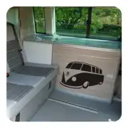 Individueller T1-Aufkleber an der Innenseite eines Campervans