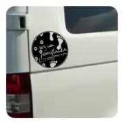 Pegatina circular negra Soy un Perroflauta aplicada junto al piloto de una furgoneta