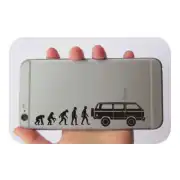 Schwarzes Design zur menschlichen Evolution neben einem Van auf der Rückseite eines Telefons
