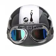 Dos monstruos negros decoran la parte superior de un casco con gafas