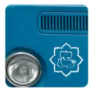 Weißer Ganesha neben einem Leuchtturm auf einer blauen Oberfläche
