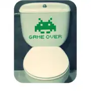 Autocollant vert avec envahisseur spatial pixelisé et texte «GAME OVER» sur le réservoir des toilettes
