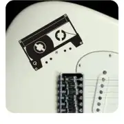 Pegatina de cassette negro colocada sobre una guitarra blanca