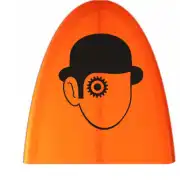 Pegatina negra de rostro con bombín y ojo mecánico sobre fondo naranja