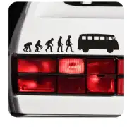 Design d’évolution humaine et de van camper appliqué près des feux arrière d’un véhicule