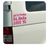 Pegatina rosa «En mi mundo el raro eres tú» aplicada en la parte trasera de una furgoneta blanca