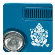 Design Ganesha blanc appliqué près du phare d’un véhicule bleu