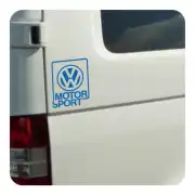 Adhesivo azul VW MOTOR SPORT aplicado en el lateral trasero de una furgoneta blanca