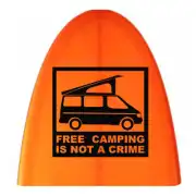 Schwarzes Campingbus-Design mit dem Text «FREE CAMPING IS NOT A CRIME» auf orangefarbenem Hintergrund