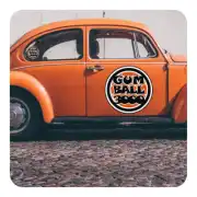 Pegatina GUM BALL aplicada en la puerta y ventanilla de un automóvil clásico naranja