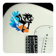 Autocollant du personnage caricatural placé sur le corps d’une guitare électrique