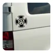 Cruz de Malta con símbolo VW aplicada en el lateral de una furgoneta blanca