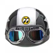 Vinilo amarillo con ojos grandes colocado en un casco blanco y negro