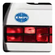 Vinilo EMPI azul y blanco aplicado junto a la luz trasera de un coche