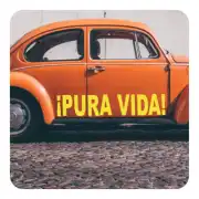 Vinilo «¡PURA VIDA!» en amarillo aplicado sobre un coche naranja