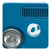 Vinyle de Jack Skeleton appliqué sur la partie avant bleue d'un véhicule