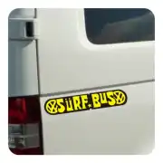 Adhesivo SURF BUS colocado en el lateral trasero de un vehículo blanco