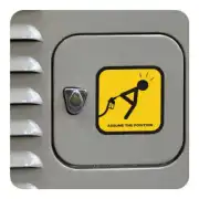 «ASSUME THE POSITION»-Aufkleber auf einer grauen Metallklappe