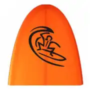 Vinilo negro con surfista y ola aplicado sobre una tabla naranja.