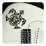 Tortuga tribal negra aplicada en una guitarra de color claro