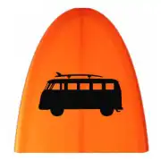 Silueta negra de una furgoneta camper con tabla de surf sobre una tabla naranja
