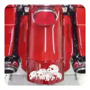 Rotes Heck eines Motorrads mit dem weißen Design aus vier Totenköpfen