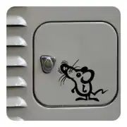 Ratón aplicado en el panel de un objeto de superficie lisa