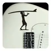 Silueta negra de surfista con tabla sobre el cuerpo blanco de una guitarra eléctrica