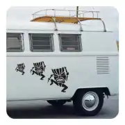 Tres adhesivos de máscara hawaiana negra colocados en una furgoneta camper