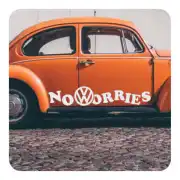 NO WORRIES blanc appliqué sur le côté d’un véhicule classique orange