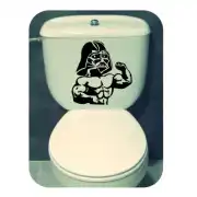 Pegatina de Darth Vader musculoso aplicada en la cisterna de un inodoro