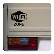 Schwarzer WIFI ZONE Aufkleber an der Rückseite eines Fahrzeugs