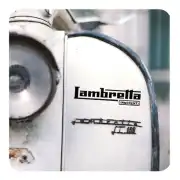 Adhesivo Lambretta Innocenti aplicado en el frontal de un scooter clásico